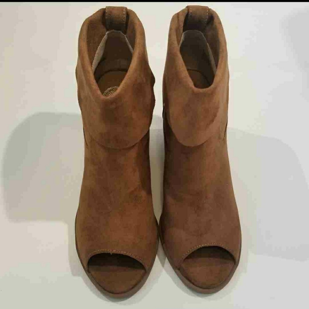 Cognac Peep toe booties
